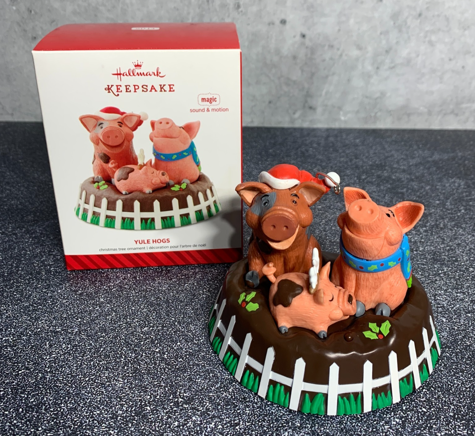 - Hallmark Christmas Ornament YULE HOGS Pigs 2014 Magic Sound & Motion Decor HALLMARK - KOEEK