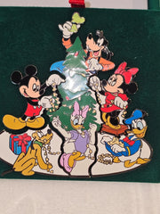 Disney Christmas Characters Decorating Tree puzzle pin DISNEY - KOEEK