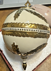 LENOX 2011 Annual Christmas Ball Ornament Porcelain Gold Garland Swag - MINT LENOX - KOEEK