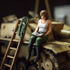 1/35 Resin Figure Model Kit Female Tank Repairer 2 Figures Unassembled Unpainted 07FC0E-D4 - KOEEK
