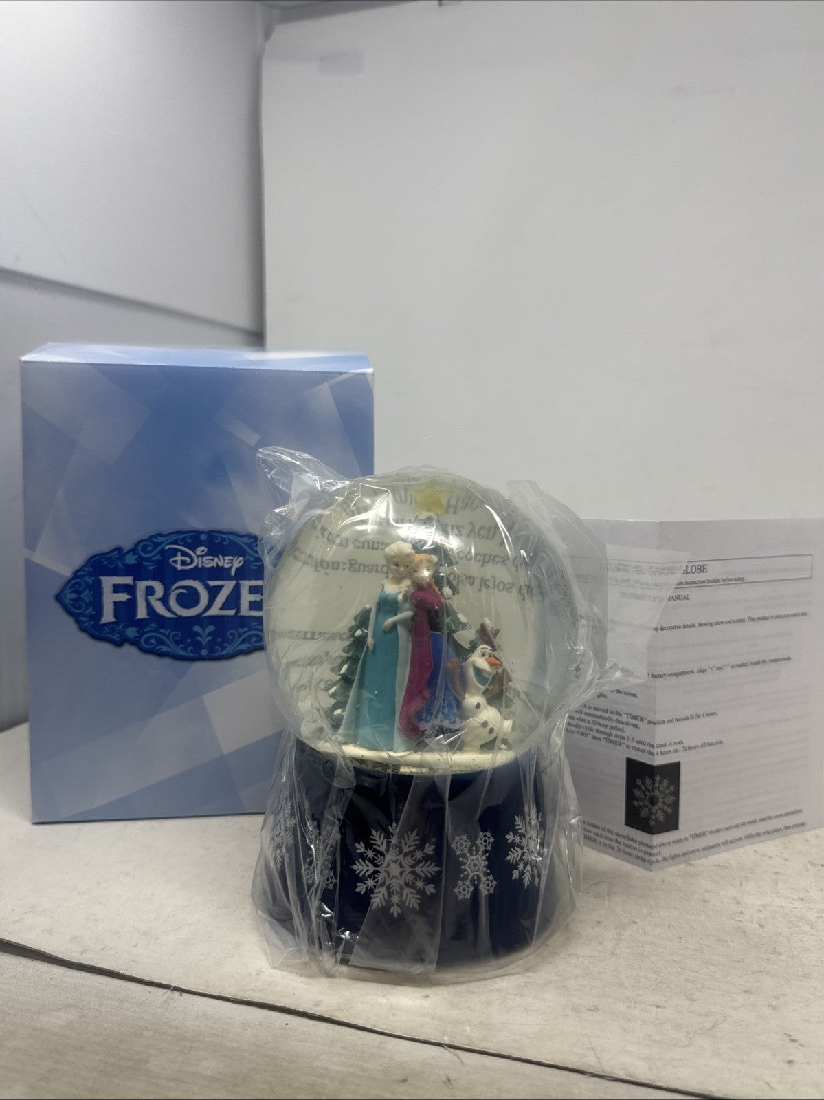 DISNEY FROZEN SNOW GLOBE CHRISTMAS LIGHT UP MUSICAL LET IT GO - 53 DISNEY - KOEEK