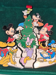 Disney Christmas Characters Decorating Tree puzzle pin DISNEY - KOEEK