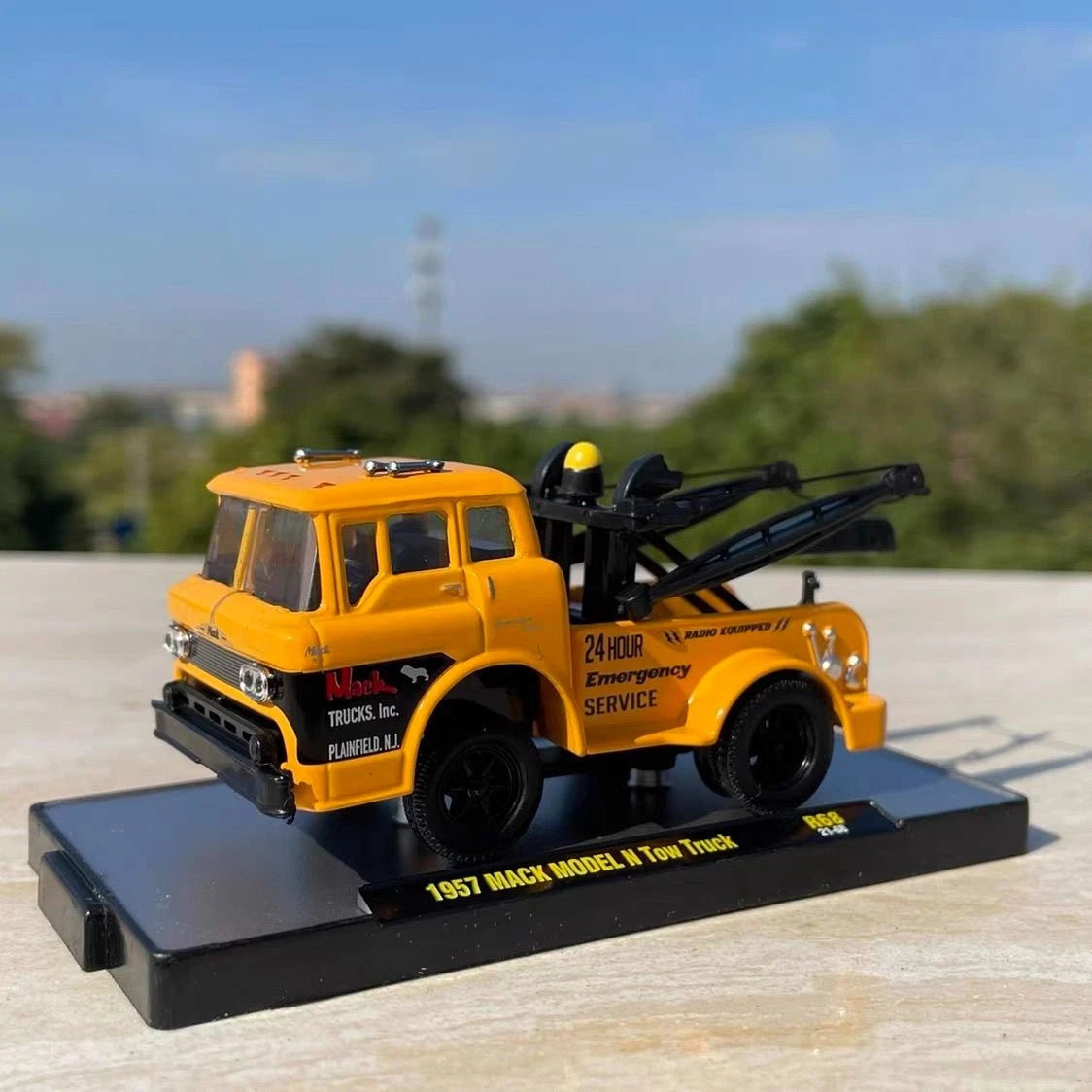 Mack 1:64 Diecast American Truck Model w/ Display Base & Box, Collectible Gift 07FC0E-D4 - KOEEK