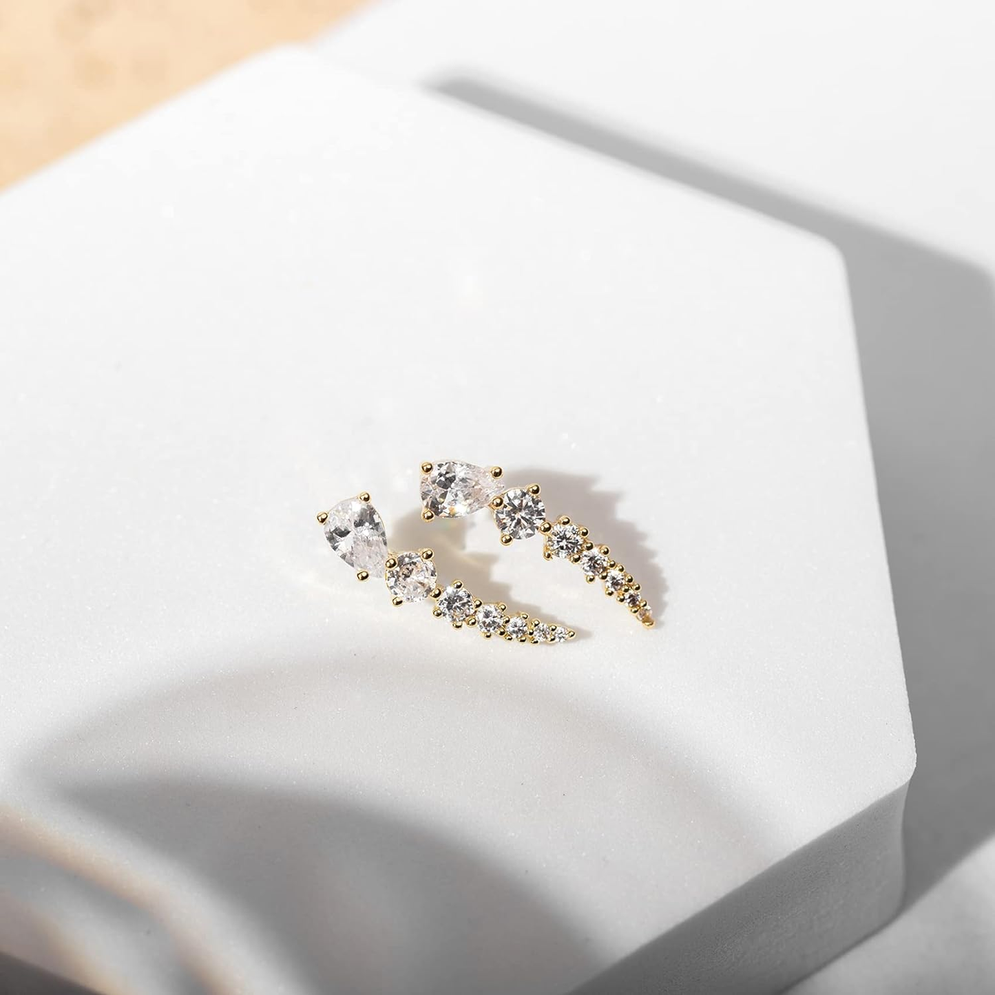 nye 14K gullbelagte Cubic Zirconia Ear Crawler øredobber - Faux Diamond Arrow Ear Cli