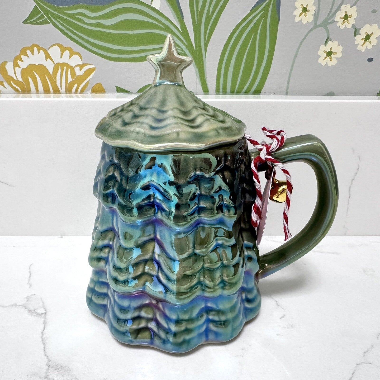 Anthropologie Merry Luster Tree Lidded Mug Holly Green Holiday Christmas ANTHROPOLOGIE - KOEEK