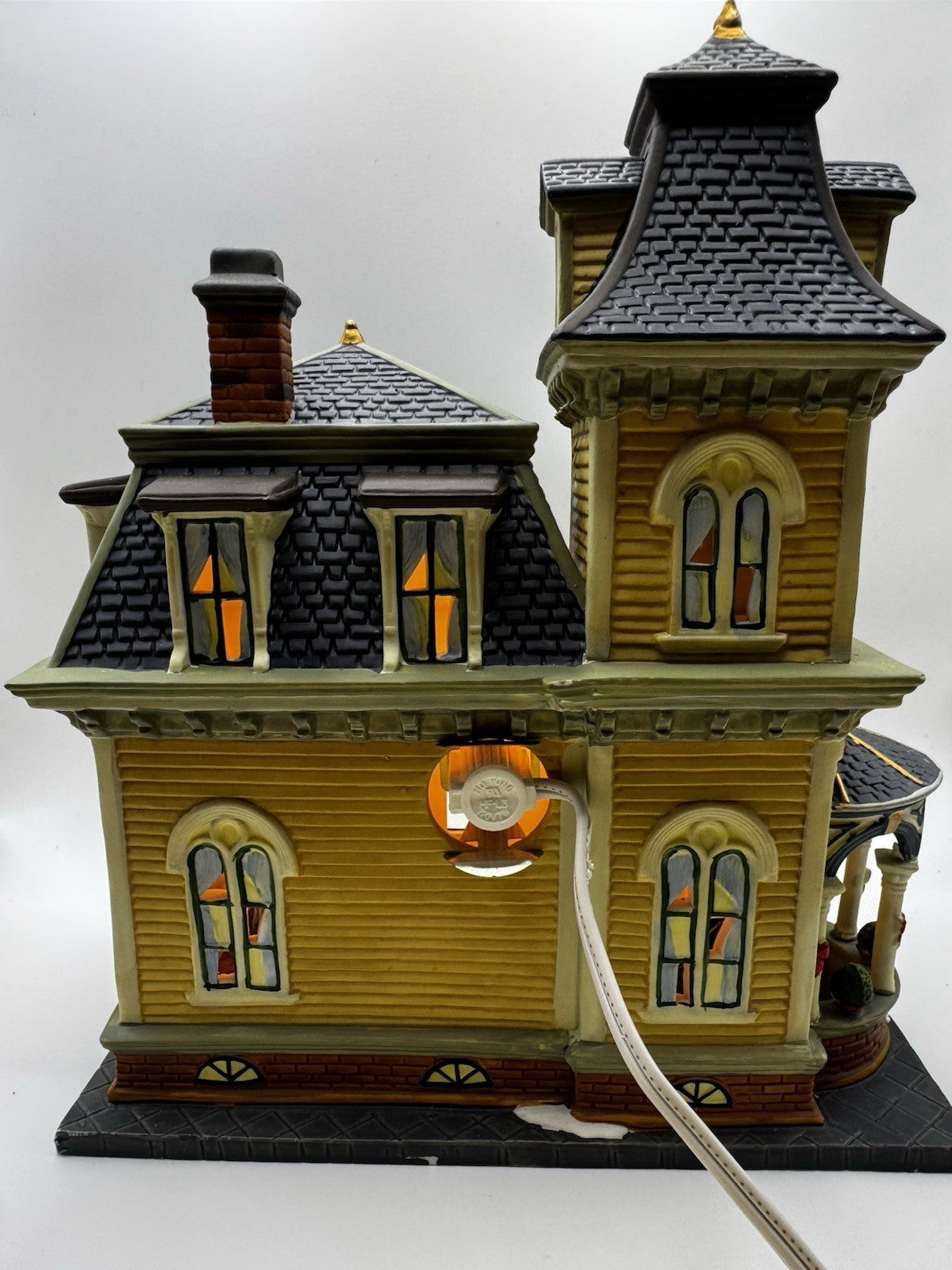 Heartland Valley Village Deluxe Porcelain Lighted House Christmas Family Dinner HEARTLAND - KOEEK