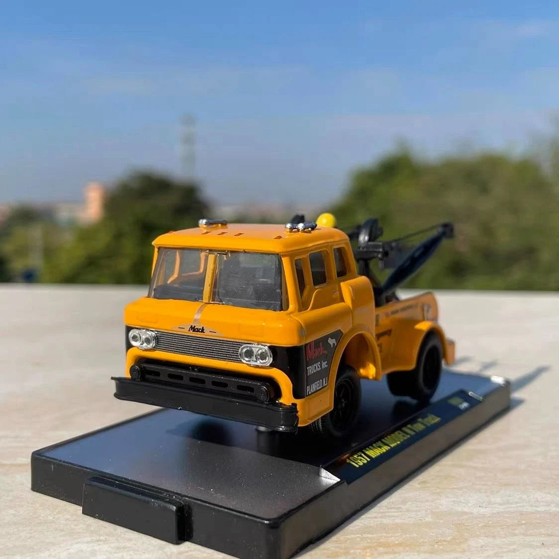Mack 1:64 Diecast American Truck Model w/ Display Base & Box, Collectible Gift 07FC0E-D4 - KOEEK