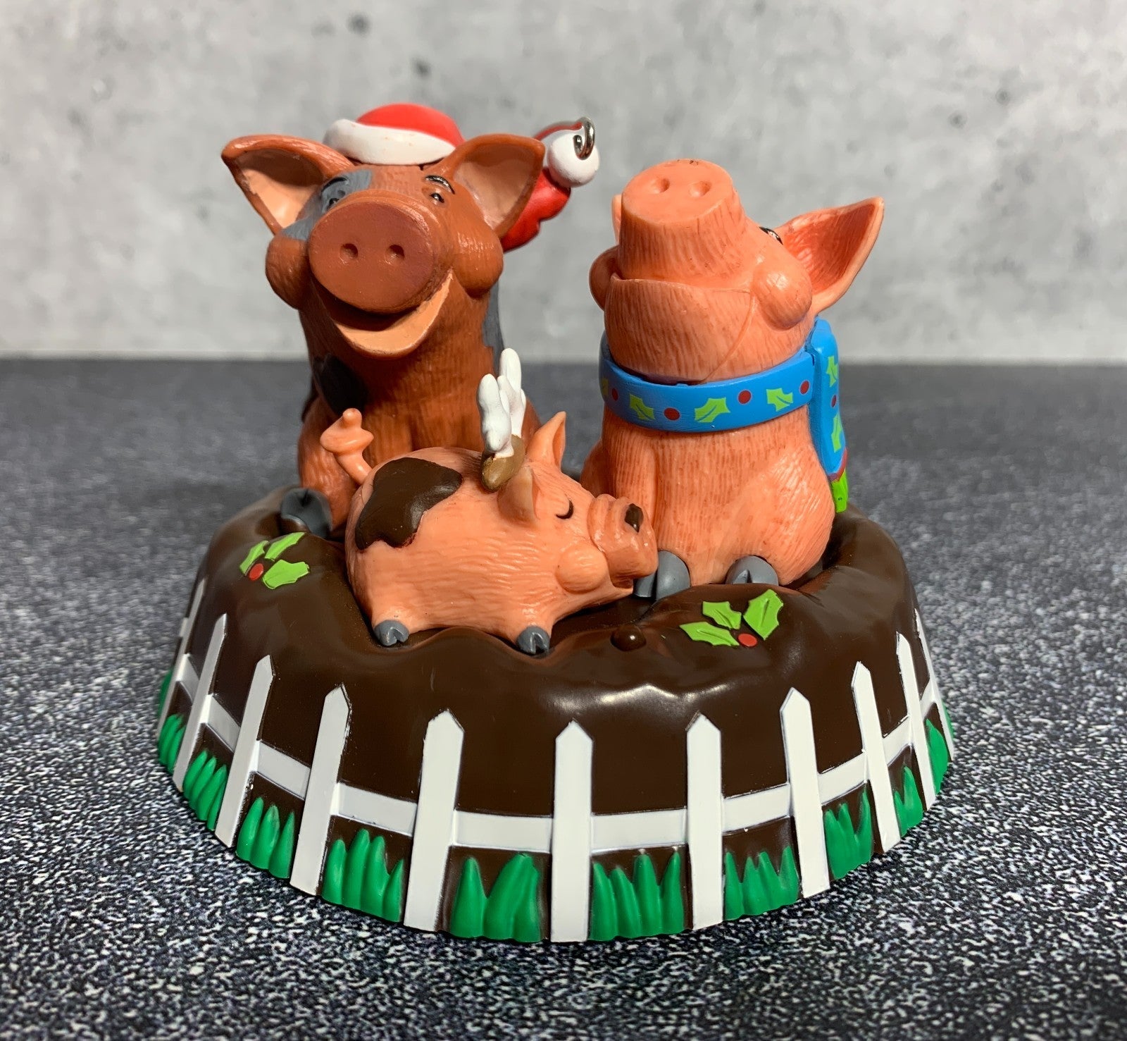 - Hallmark Christmas Ornament YULE HOGS Pigs 2014 Magic Sound & Motion Decor HALLMARK - KOEEK