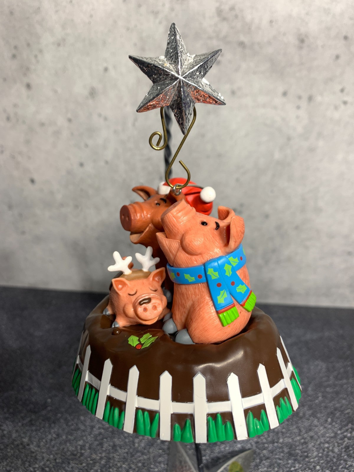 - Hallmark Christmas Ornament YULE HOGS Pigs 2014 Magic Sound & Motion Decor HALLMARK - KOEEK