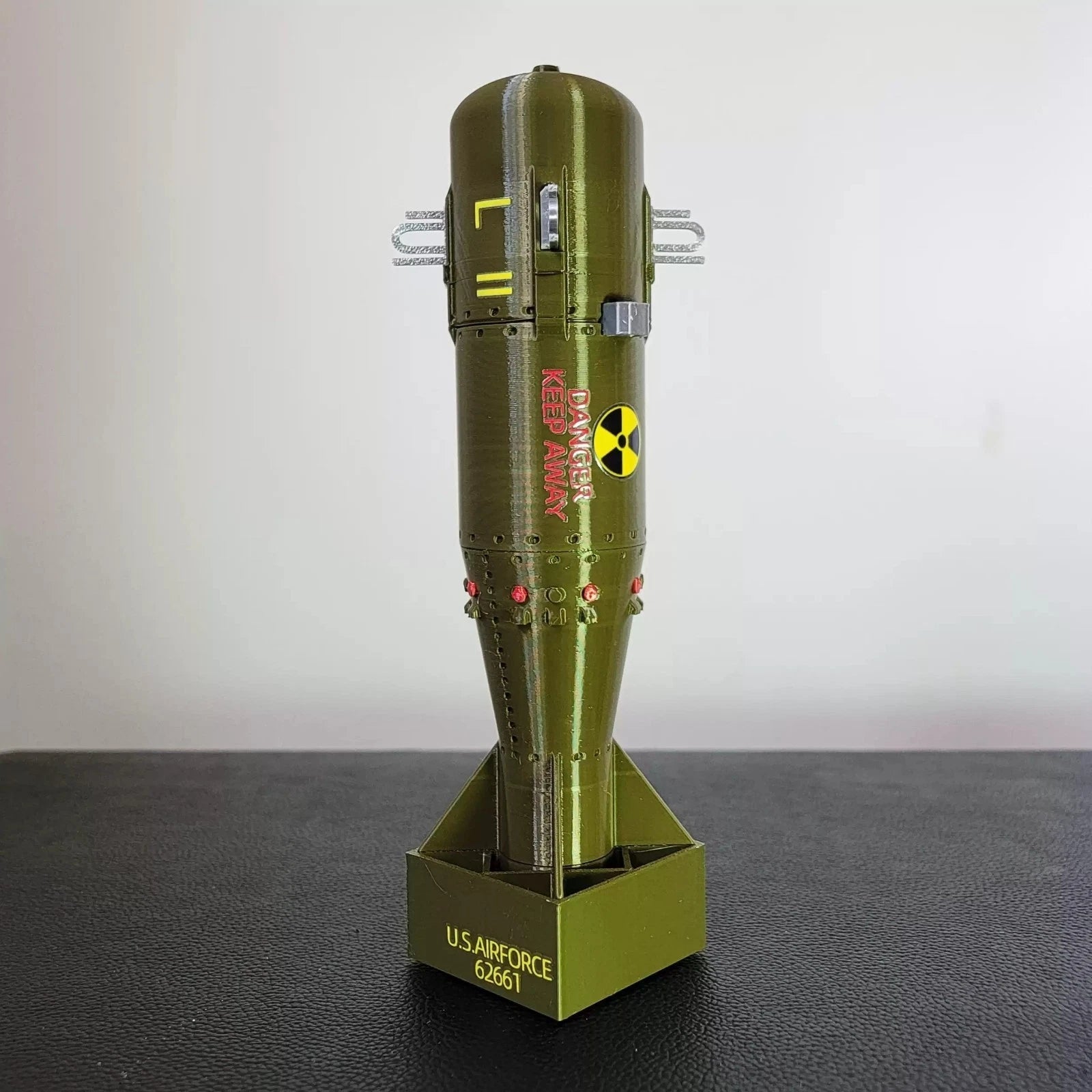 2-Piece WWII Bomb Replica Set, 1:20 Scale Collectible Models 07FC0E-D4 - KOEEK