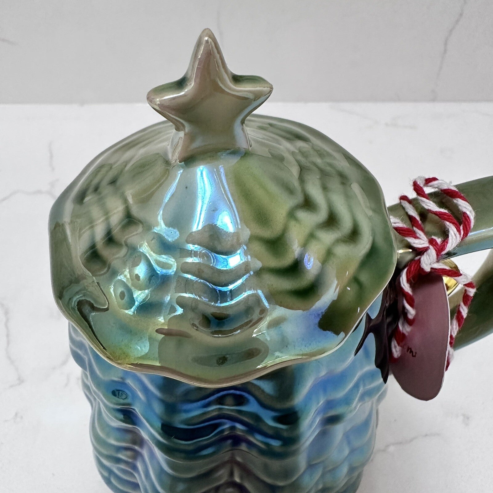 Anthropologie Merry Luster Tree Lidded Mug Holly Green Holiday Christmas ANTHROPOLOGIE - KOEEK