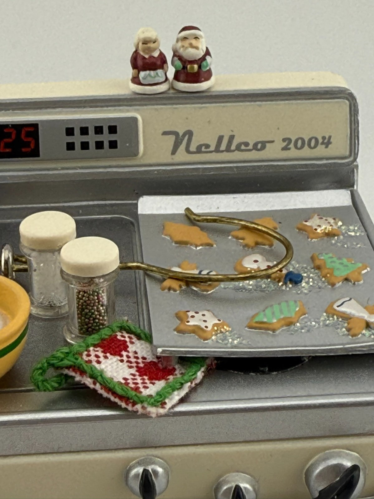 2004 Hallmark Magic Ornament "Christmas Cookies Stove Oven" Light and Fragrance HALLMARK - KOEEK