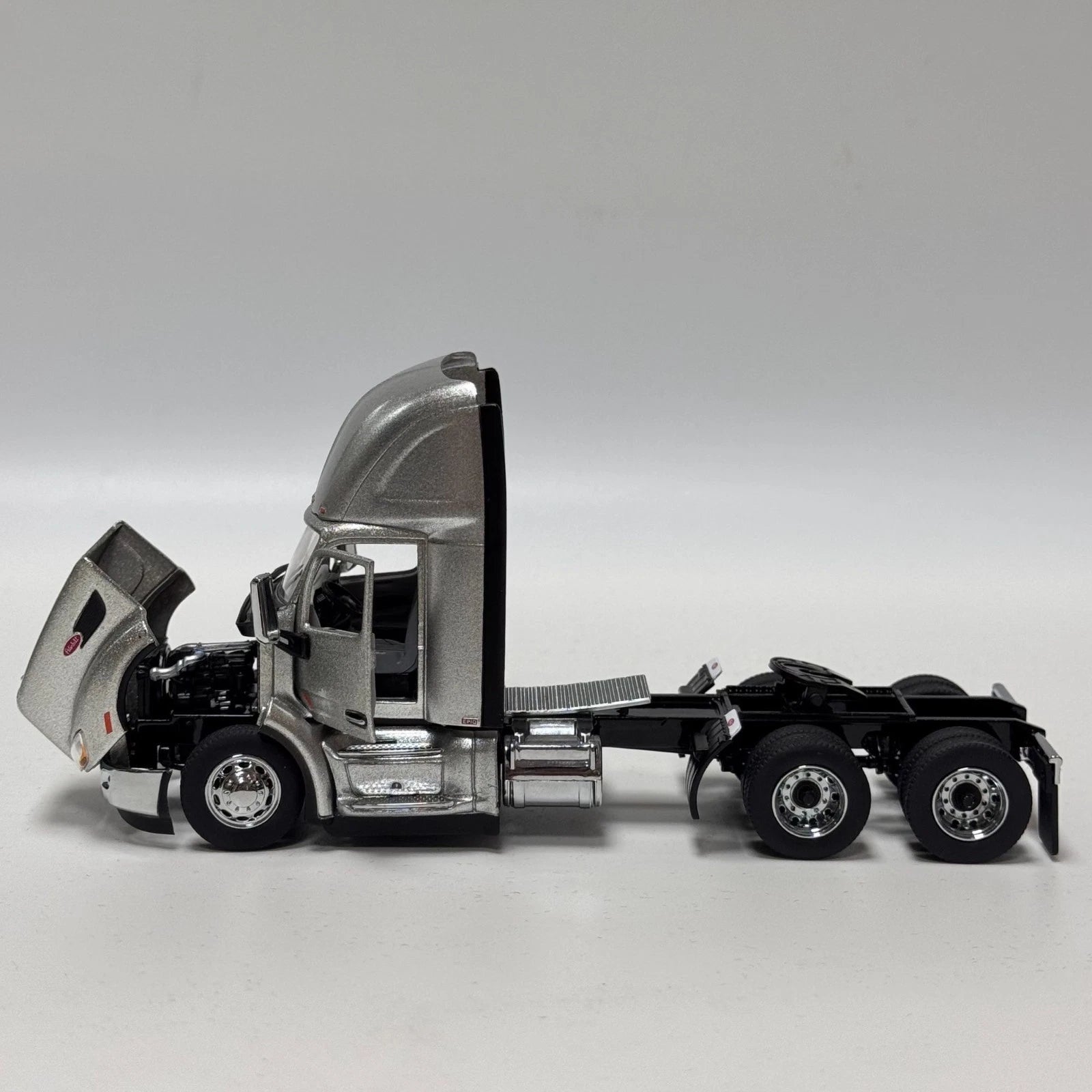 1/50 Peterbilt 579 Truck Alloy Model, Doors & Hood Open, Minor Flaw Display 07FC0E-D4 - KOEEK
