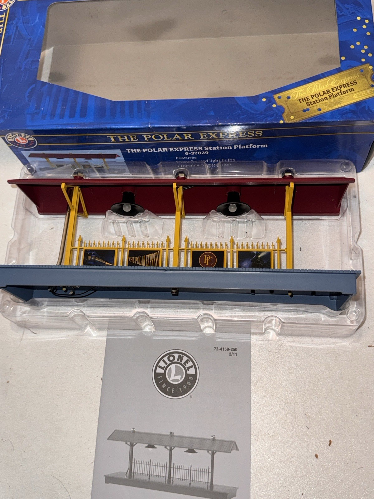 Lionel 6-37829 Lighted Polar Express S or O Scale Train Station Platform / LIONEL - KOEEK