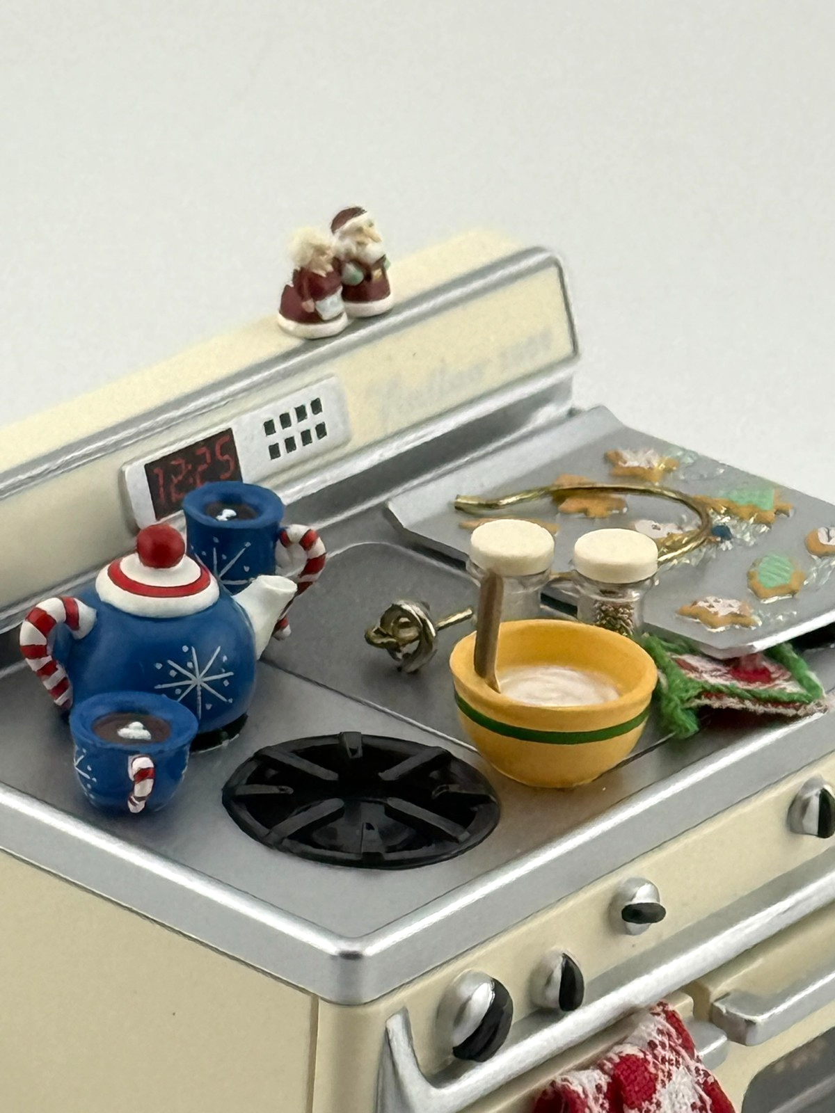 2004 Hallmark Magic Ornament "Christmas Cookies Stove Oven" Light and Fragrance HALLMARK - KOEEK