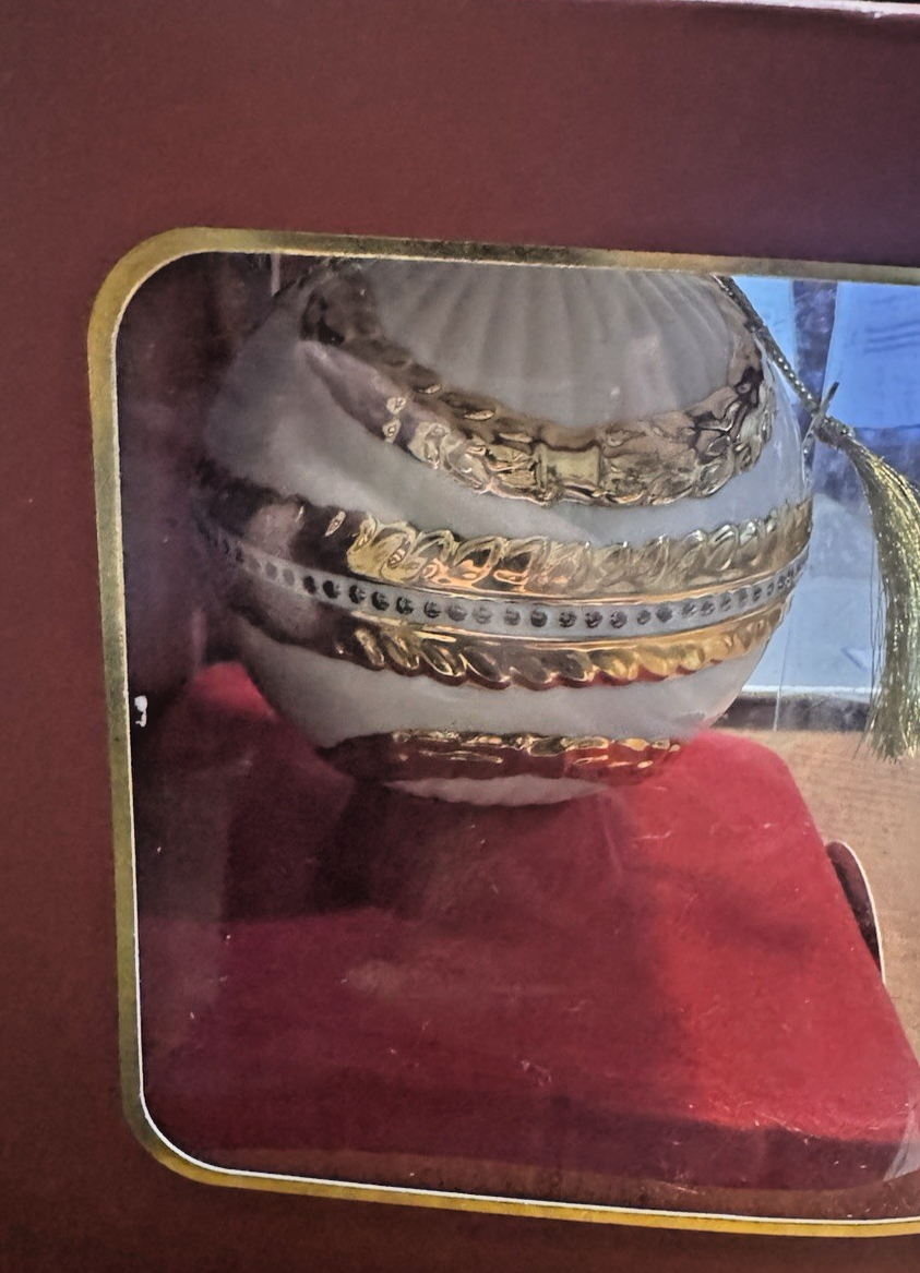 LENOX 2011 Annual Christmas Ball Ornament Porcelain Gold Garland Swag - MINT LENOX - KOEEK