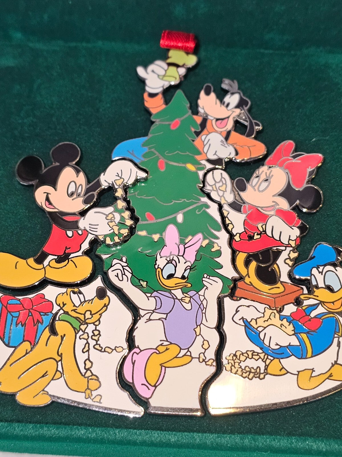 Disney Christmas Characters Decorating Tree puzzle pin DISNEY - KOEEK
