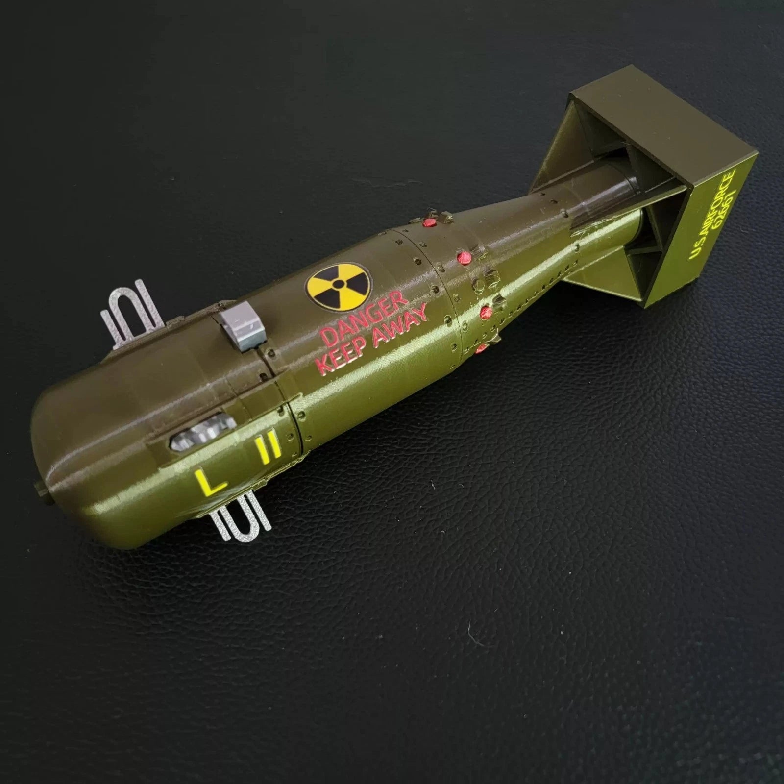 2-Piece WWII Bomb Replica Set, 1:20 Scale Collectible Models 07FC0E-D4 - KOEEK