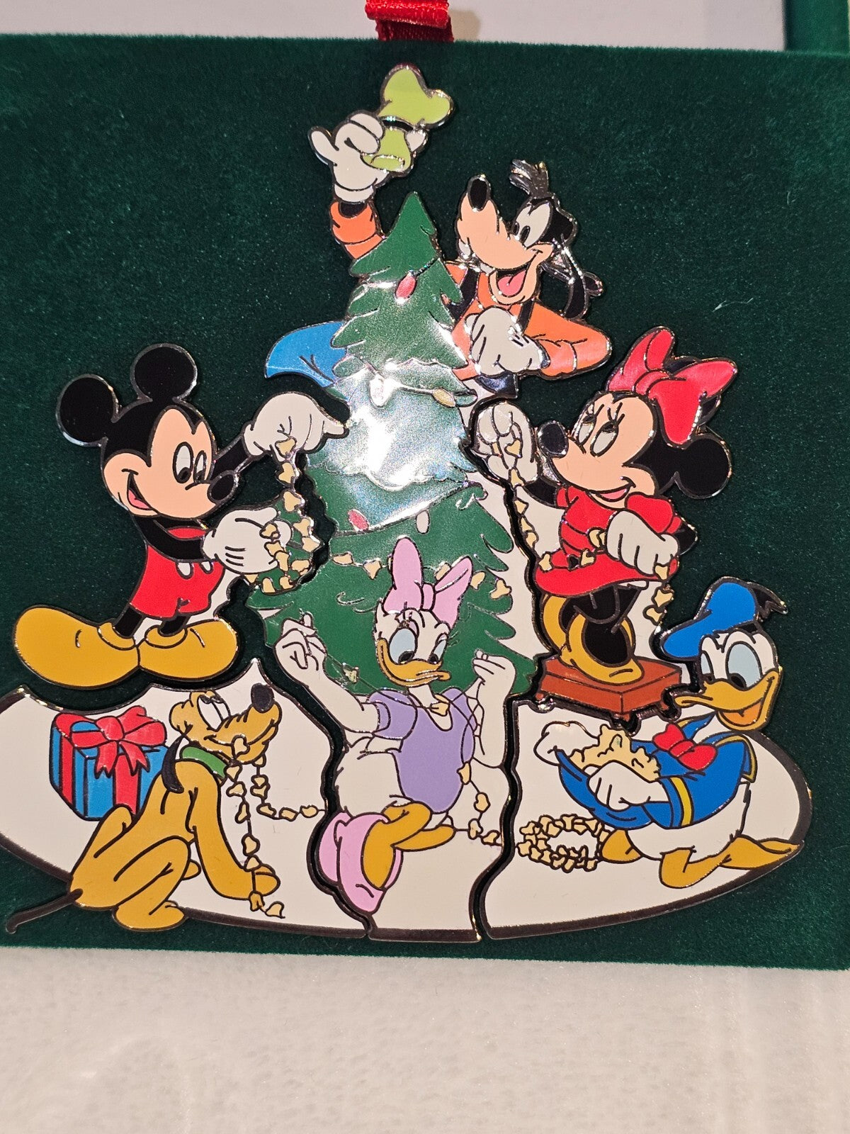 Disney Christmas Characters Decorating Tree puzzle pin DISNEY - KOEEK
