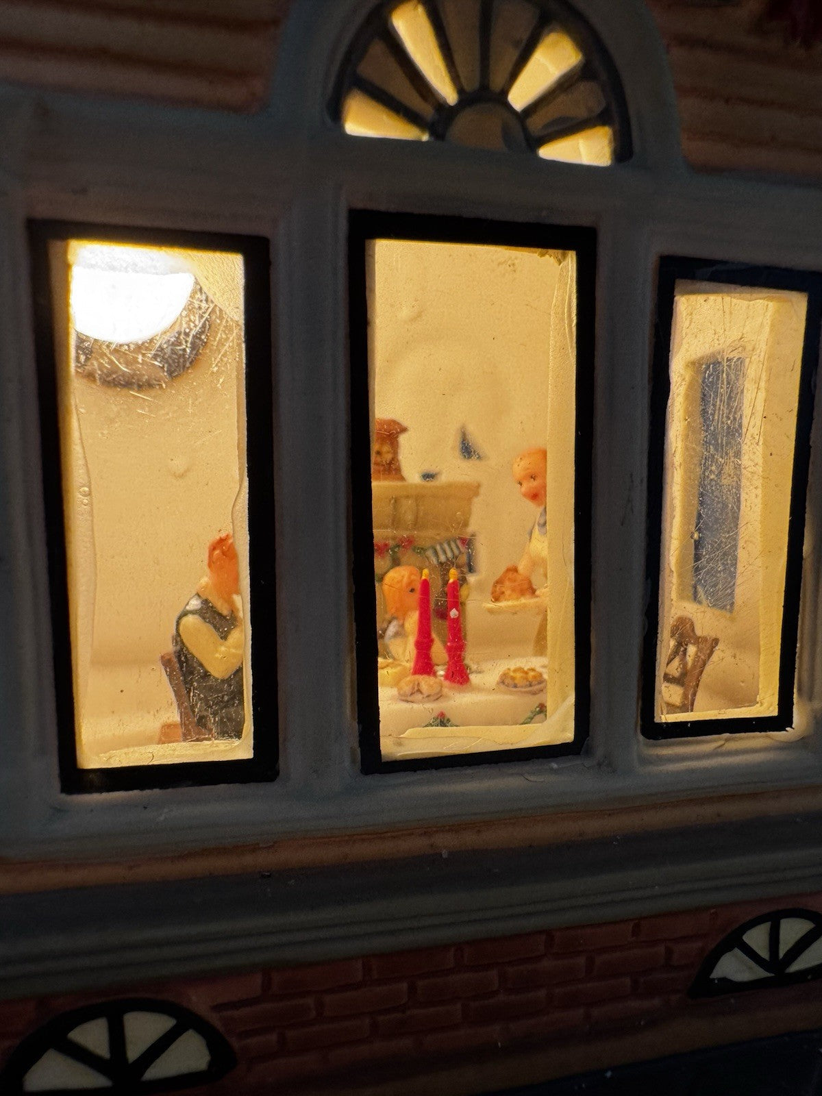 Heartland Valley Village Deluxe Porcelain Lighted House Christmas Family Dinner HEARTLAND - KOEEK