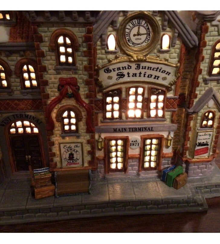 2001 Lemax Caddington Village Porcelain Lighted House Grand Junction Station NOB LEMAX - KOEEK