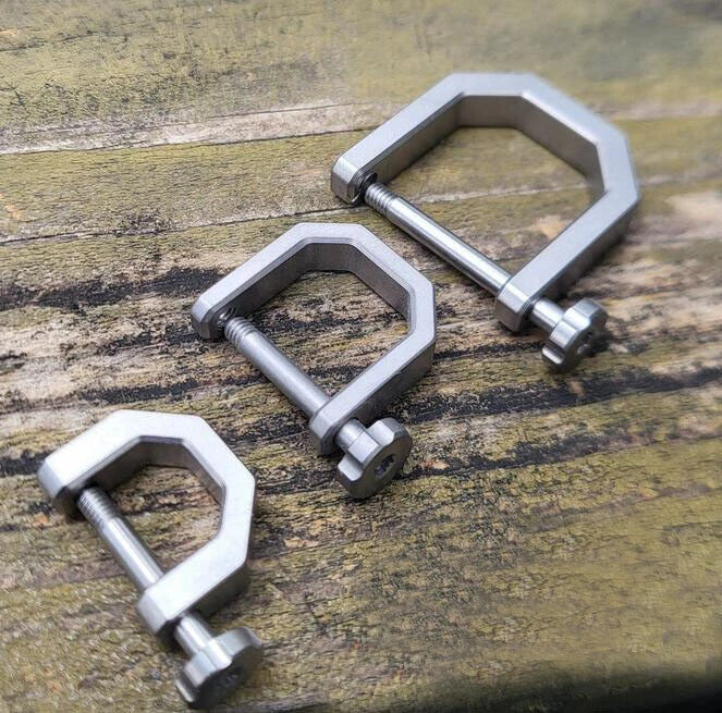 EDC Creative D Type Buckle Titanium Alloy Horseshoe Buckle car Keychain Tool Toy 07FC0E-D4 - KOEEK