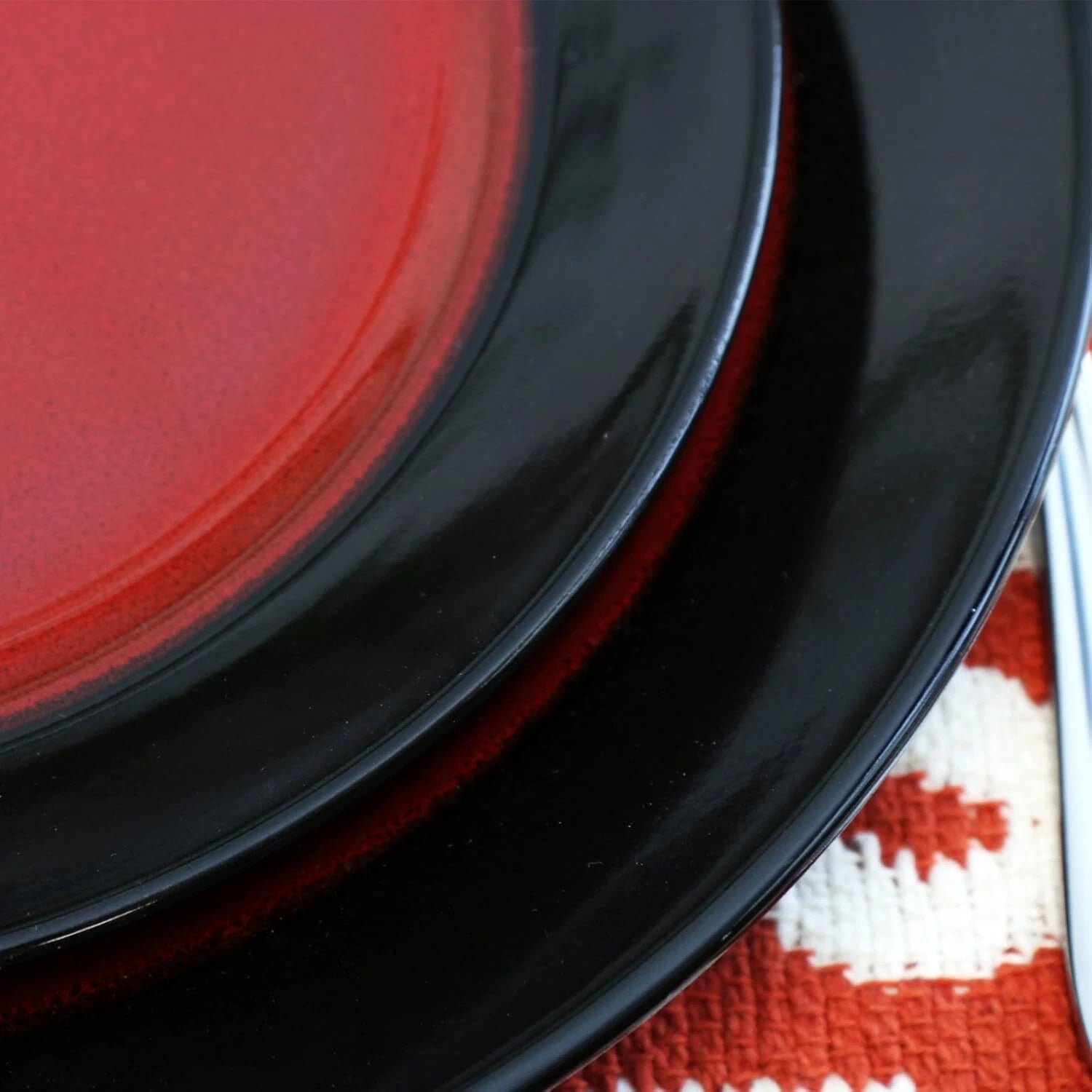 Round Stoare Two Tone Dinnerware Set, 16 Piece, Bright Red and Black 07FC0E-D4 - KOEEK