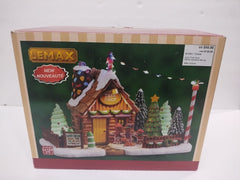 LEMAX #25951  "LOU'S TREE FARM"   SUGAR & SPICE LIGHTED BUILDING  OPEN BOX LEMAX - KOEEK