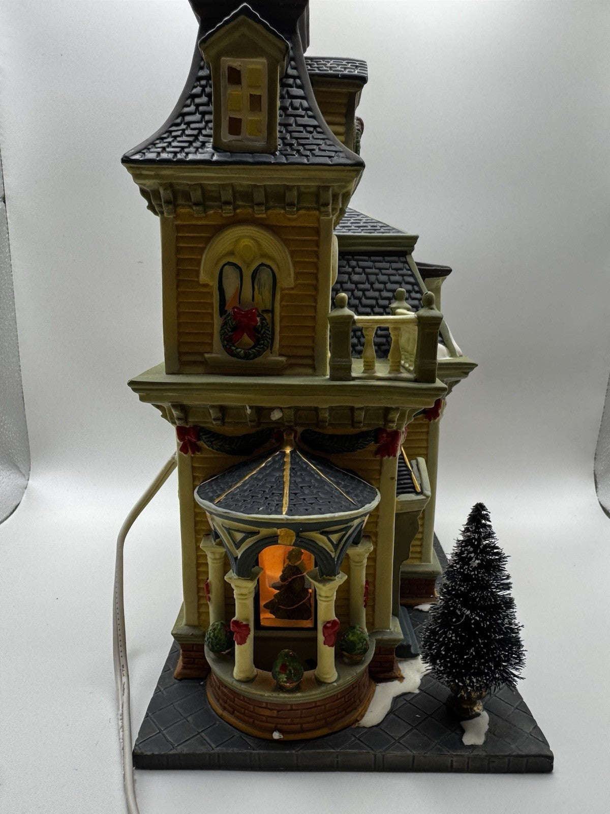 Heartland Valley Village Deluxe Porcelain Lighted House Christmas Family Dinner HEARTLAND - KOEEK