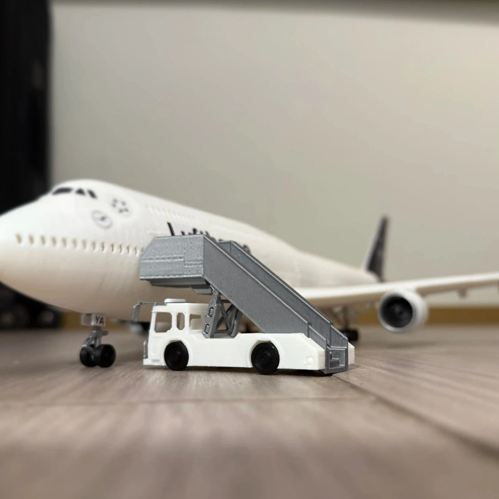 1/100 Airport Accessories Model Unassembled Passenger Stairs+Tugs+Luggage Cart 07FC0E-D4 - KOEEK