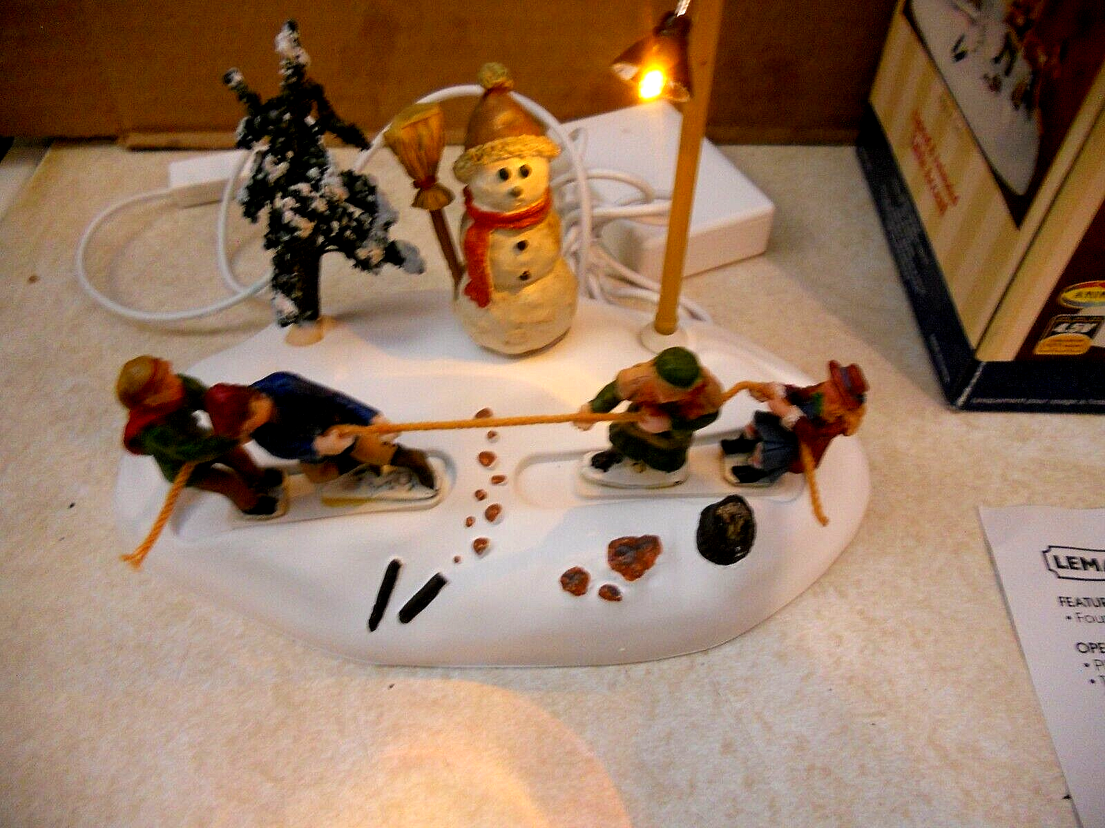 IOB LEMAX 2007 BOYS V GIRLS TABLE ACCENT LIGHTED ANIMATED CHRISTMAS TUG OF WAR LEMAX - KOEEK