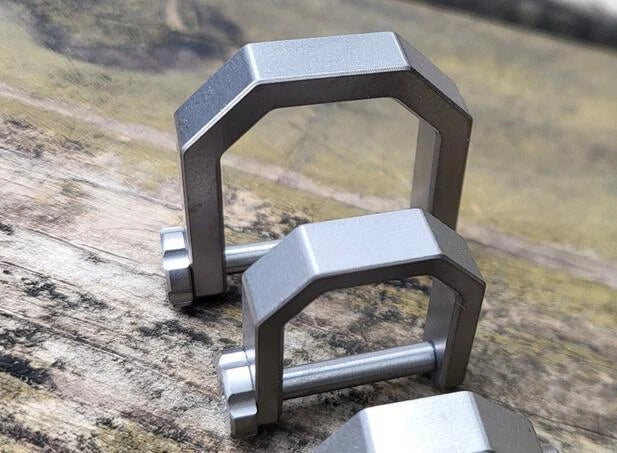EDC Creative D Type Buckle Titanium Alloy Horseshoe Buckle car Keychain Tool Toy 07FC0E-D4 - KOEEK