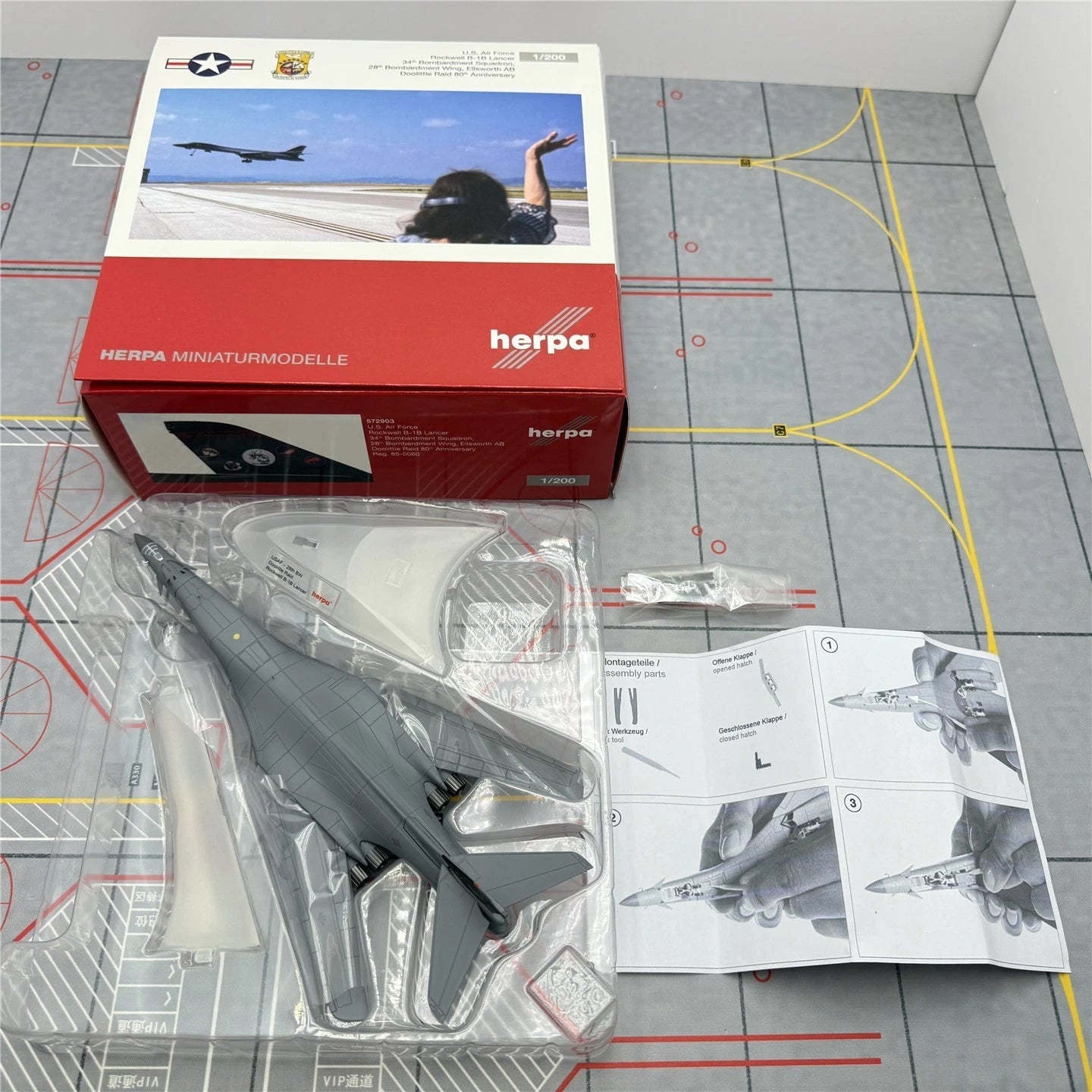 STOCK Herpa Wings 1/200 USAF B-1B Lancer, alloy bomber model 572903 Collection 07FC0E-D4 - KOEEK