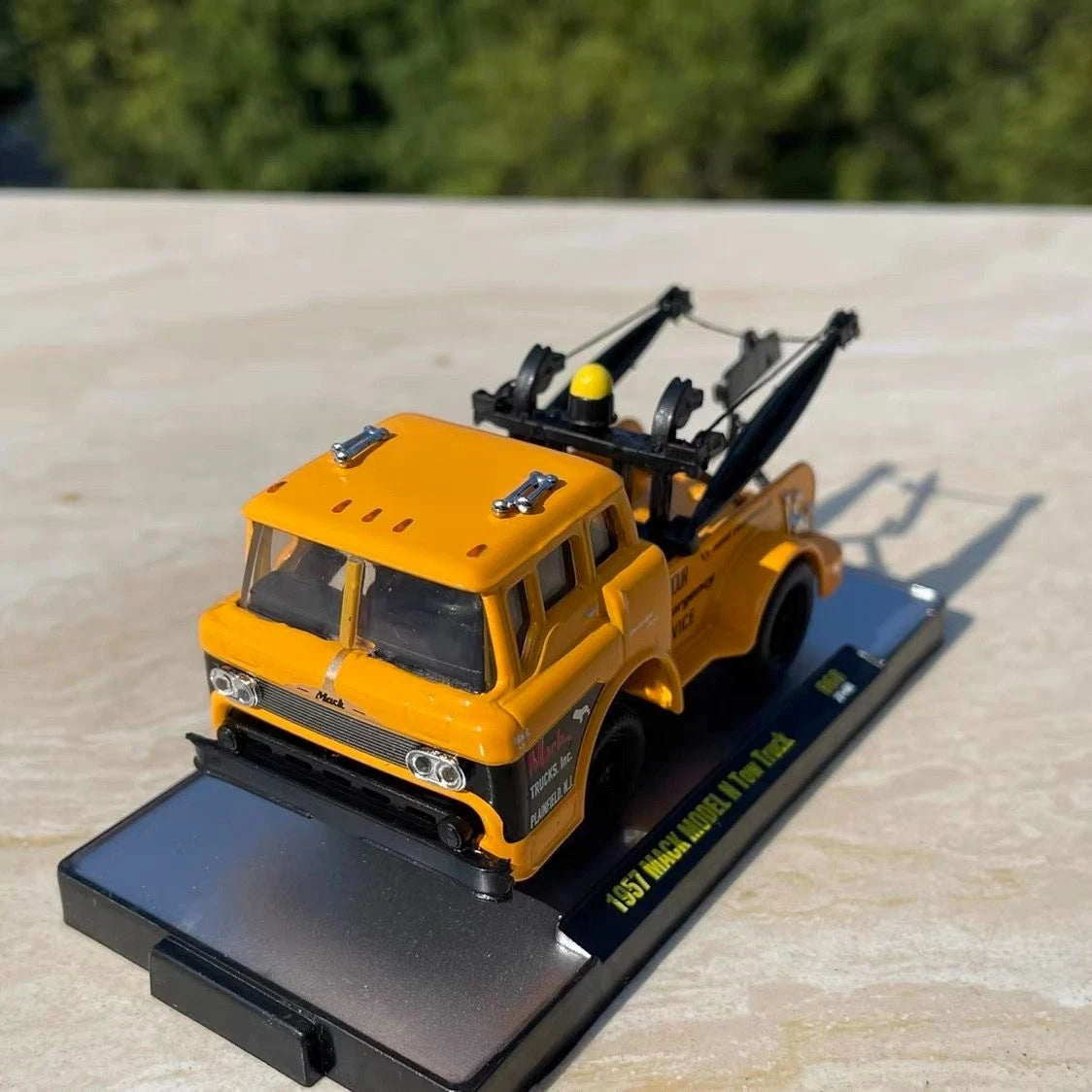 Mack 1:64 Diecast American Truck Model w/ Display Base & Box, Collectible Gift 07FC0E-D4 - KOEEK