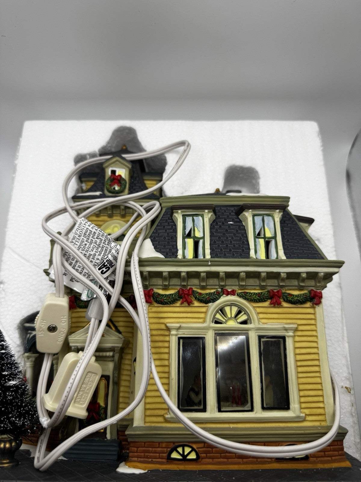 Heartland Valley Village Deluxe Porcelain Lighted House Christmas Family Dinner HEARTLAND - KOEEK