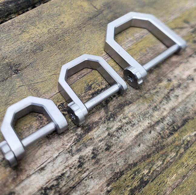 EDC Creative D Type Buckle Titanium Alloy Horseshoe Buckle car Keychain Tool Toy 07FC0E-D4 - KOEEK