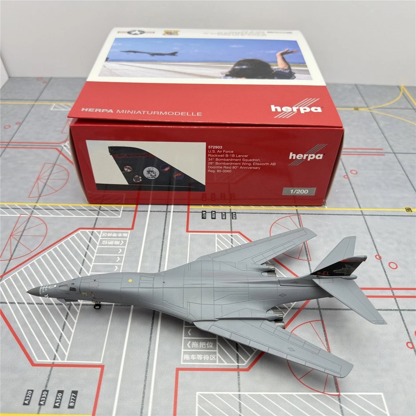 STOCK Herpa Wings 1/200 USAF B-1B Lancer, alloy bomber model 572903 Collection 07FC0E-D4 - KOEEK