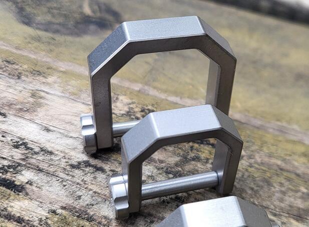EDC Creative D Type Buckle Titanium Alloy Horseshoe Buckle car Keychain Tool Toy 07FC0E-D4 - KOEEK