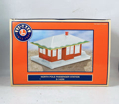 🌟Lionel Trains 6-14258 North Pole Passenger Station, Lighted Interior, O Scale LIONEL - KOEEK
