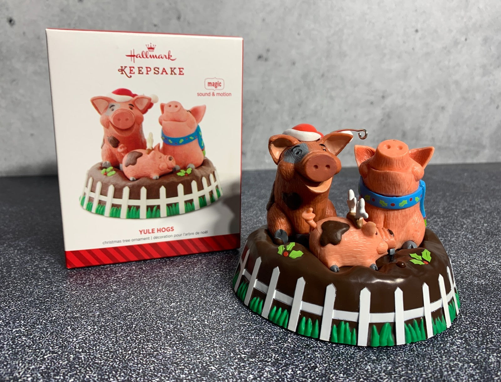 - Hallmark Christmas Ornament YULE HOGS Pigs 2014 Magic Sound & Motion Decor HALLMARK - KOEEK
