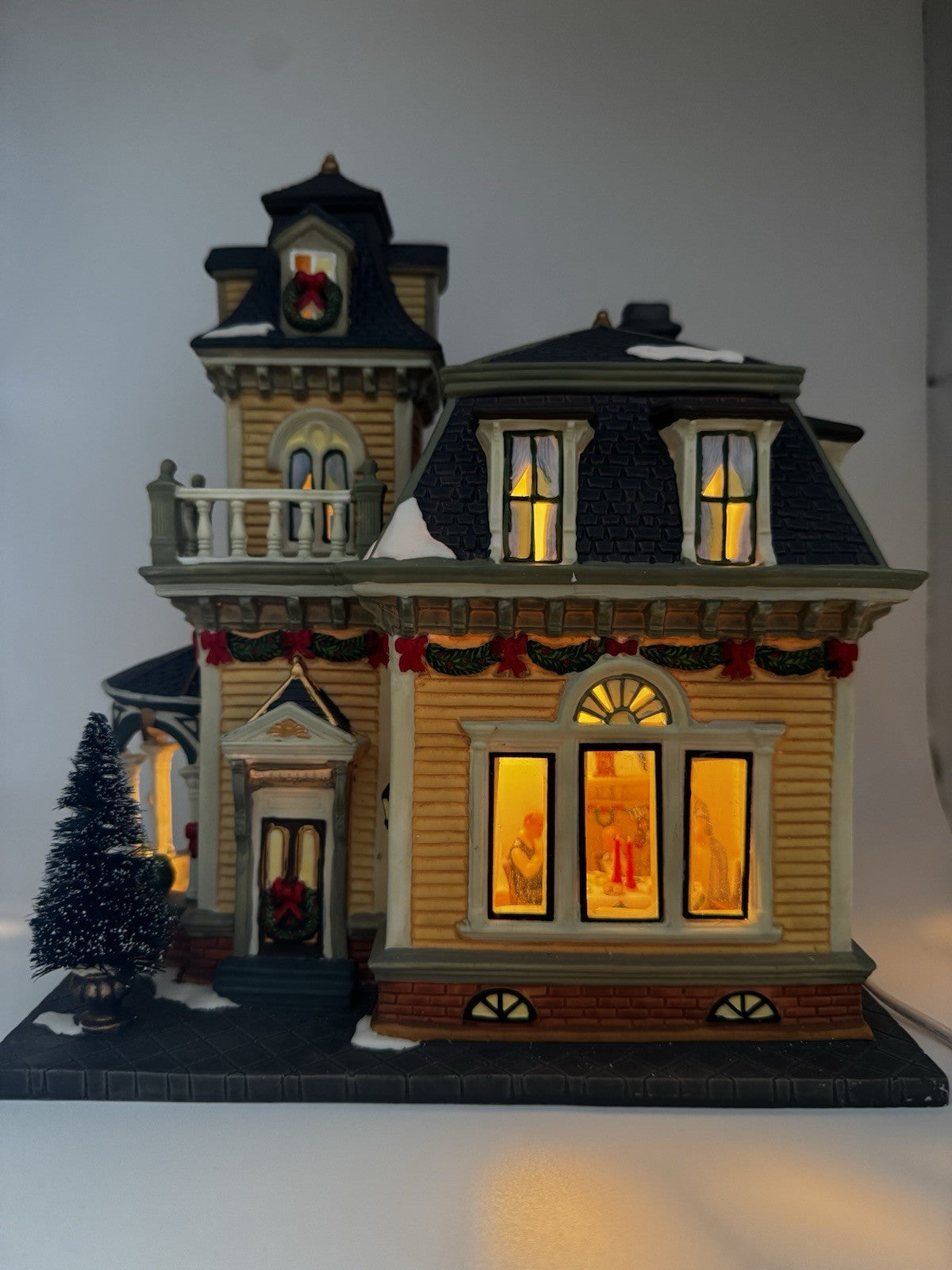 Heartland Valley Village Deluxe Porcelain Lighted House Christmas Family Dinner HEARTLAND - KOEEK