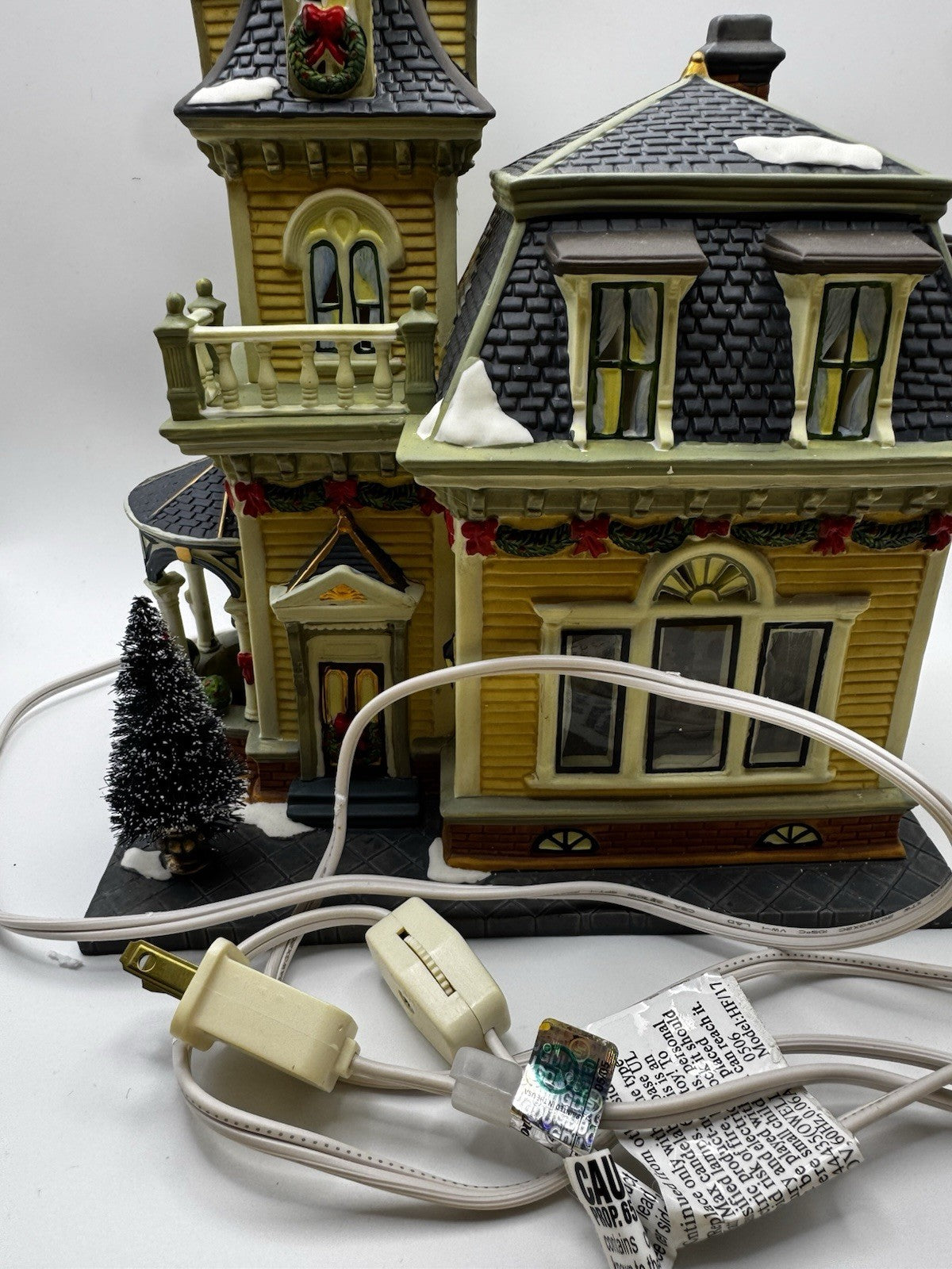 Heartland Valley Village Deluxe Porcelain Lighted House Christmas Family Dinner HEARTLAND - KOEEK