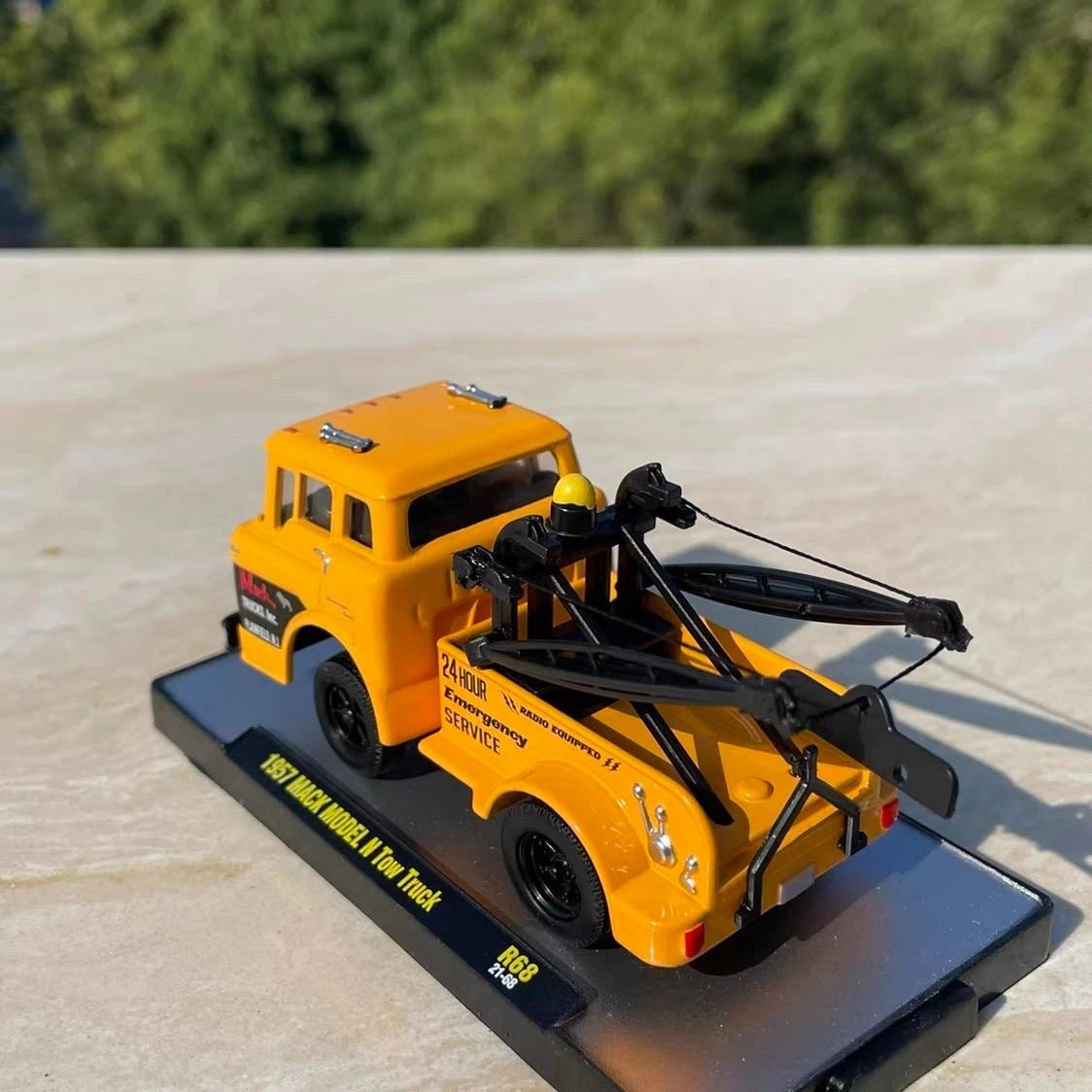 Mack 1:64 Diecast American Truck Model w/ Display Base & Box, Collectible Gift 07FC0E-D4 - KOEEK