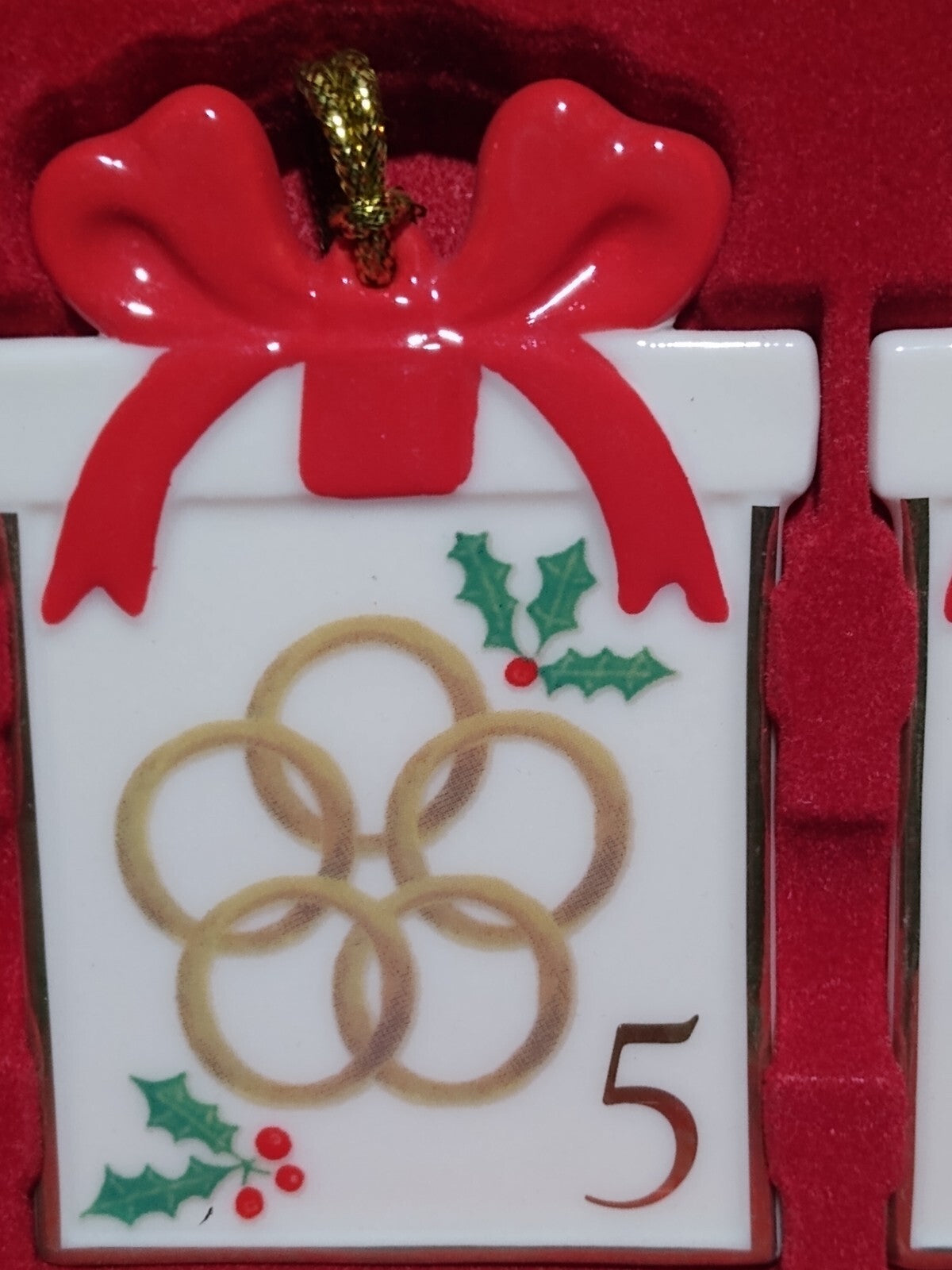Lenox 12 Days Of Christmas Ornaments Set Of (12) m.s.r.p is $160.00 LENOX - KOEEK