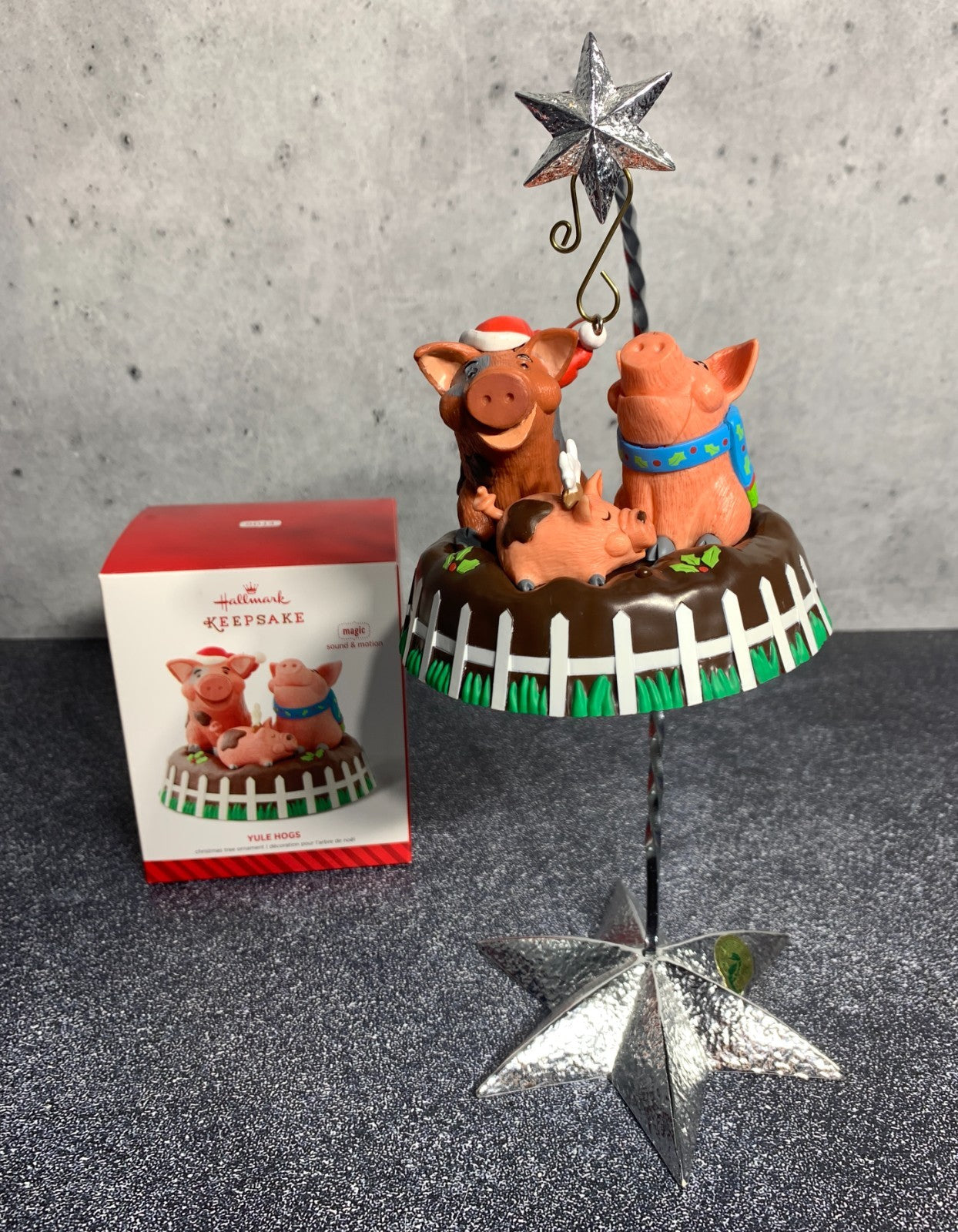 - Hallmark Christmas Ornament YULE HOGS Pigs 2014 Magic Sound & Motion Decor HALLMARK - KOEEK