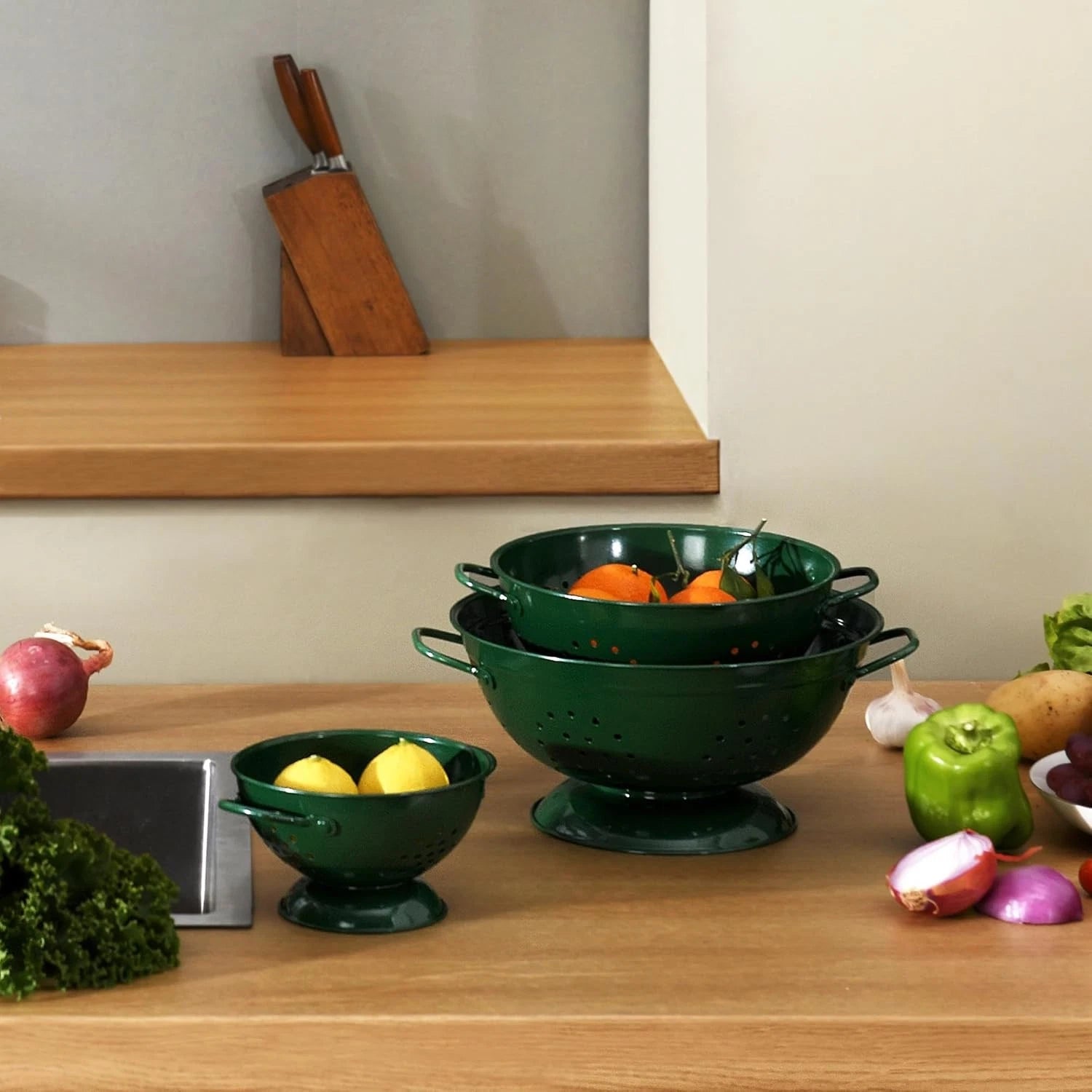 The three-piece metal strainer set includes 1 liter, 3.5 liters, and 5 liters. 07FC0E-D4 - KOEEK