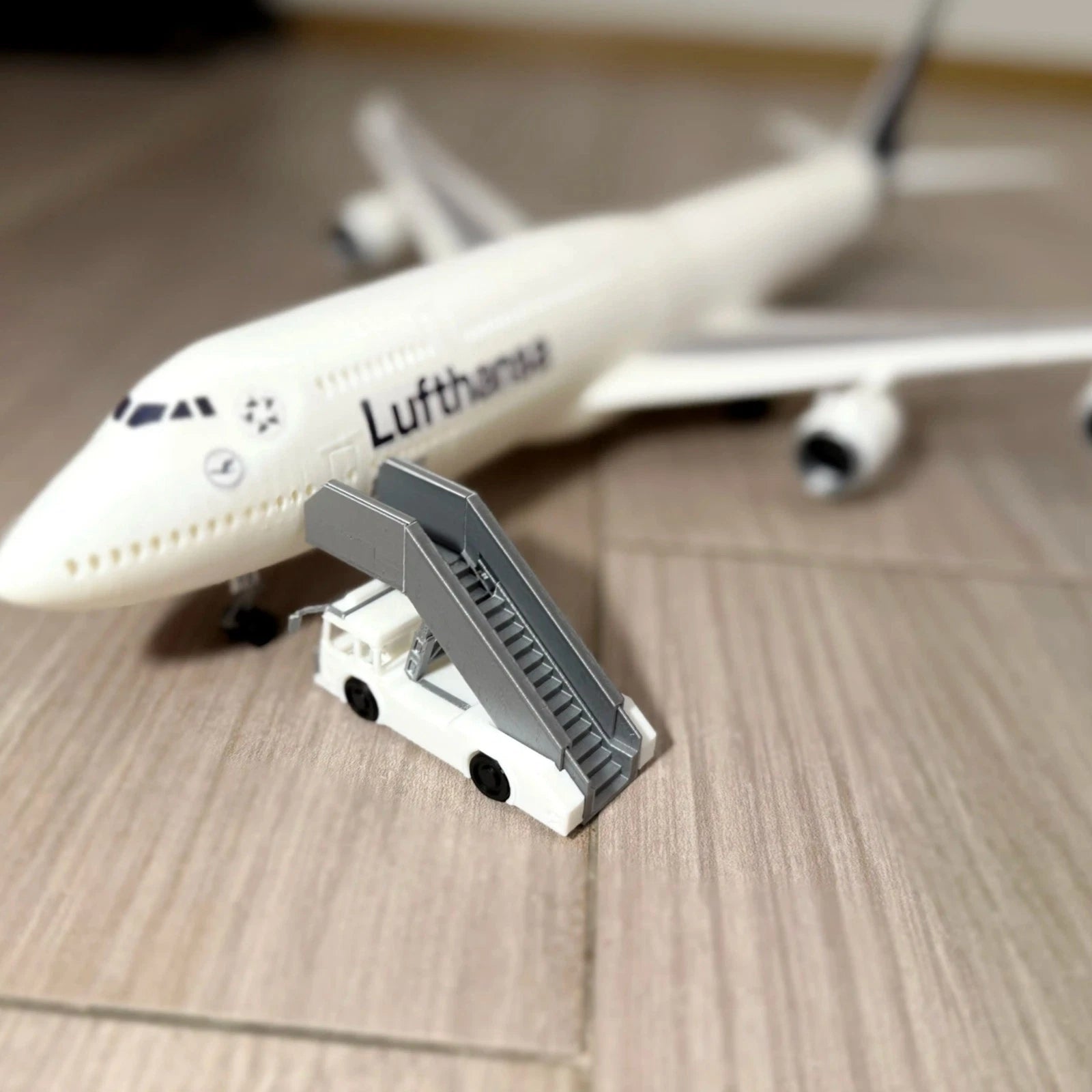 1/100 Airport Accessories Model Unassembled Passenger Stairs+Tugs+Luggage Cart 07FC0E-D4 - KOEEK