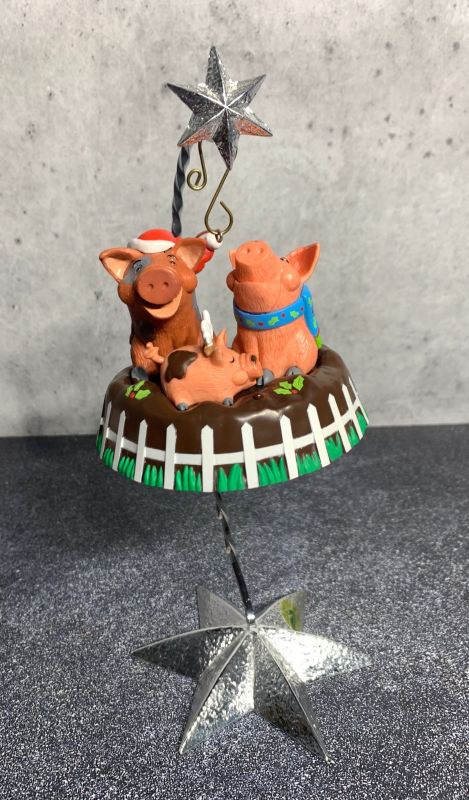- Hallmark Christmas Ornament YULE HOGS Pigs 2014 Magic Sound & Motion Decor HALLMARK - KOEEK