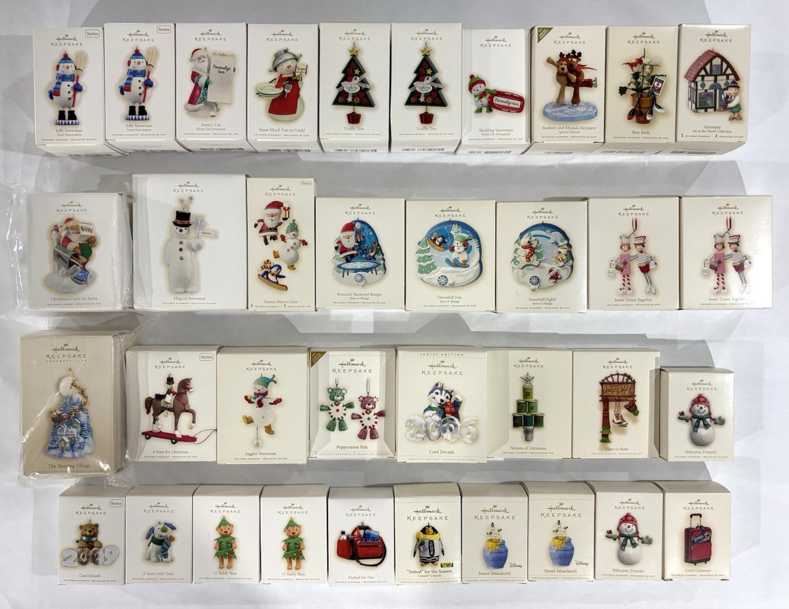 * / NEVER OPENED* - Lot Of 36 - HALLMARK KEEPSAKE ORNAMENTS - Yr 2006 - 2009 HALLMARK - KOEEK