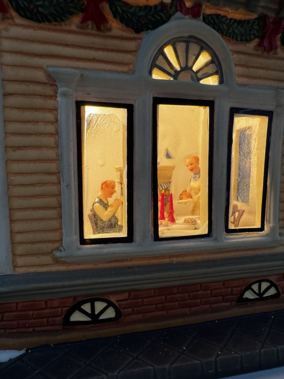 Heartland Valley Village Deluxe Porcelain Lighted House Christmas Family Dinner HEARTLAND - KOEEK